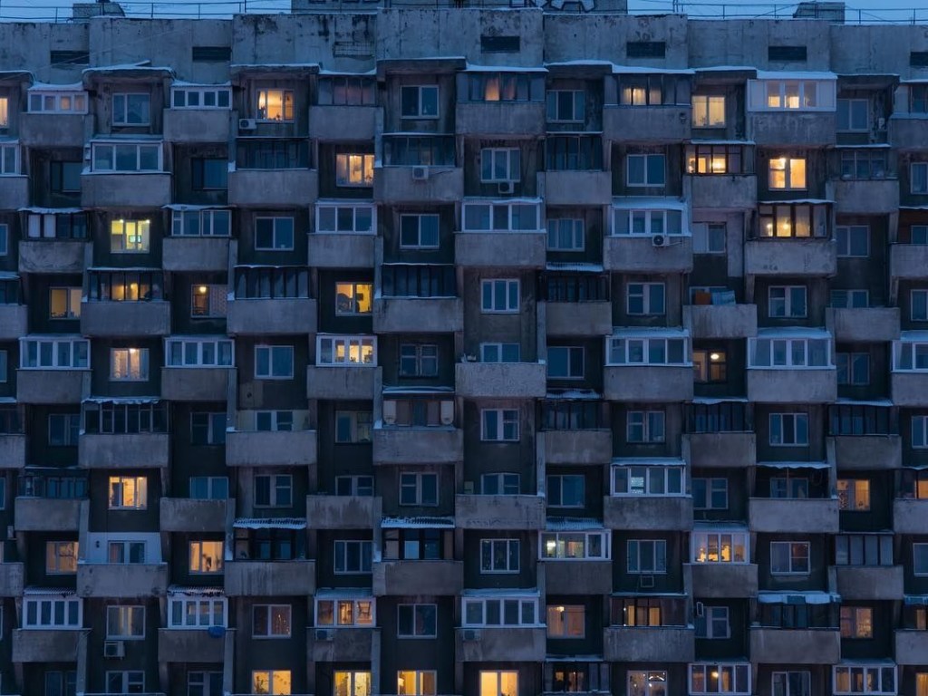 Житель Киева вышвырнул собаку из окна многоэтажки на глазах у своих детей