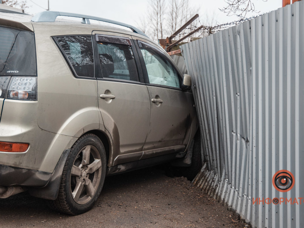 Скользкая дорога: Под Днепром водитель Mitsubishi разбил свое авто об бетонный забор (ФОТО)