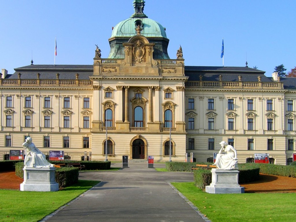 Вооруженный двумя ножами мужчина пытался прорваться в парламент Чехии