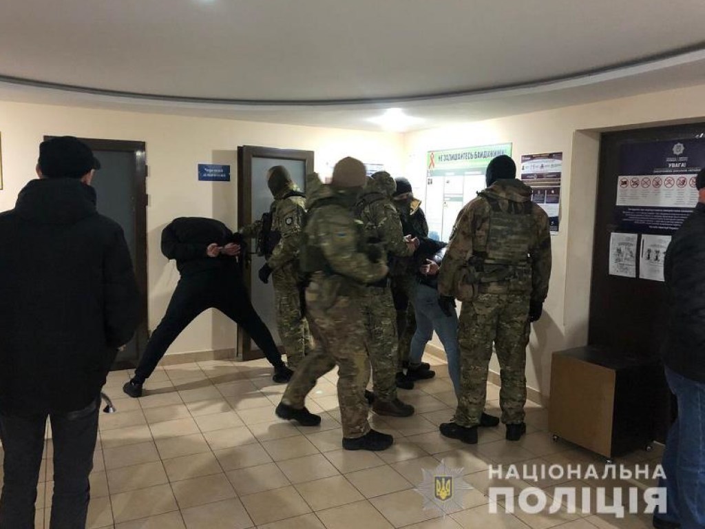 В Одессе трое грабителей напали на машину инкассаторов и украли 700 тысяч гривен (ФОТО, ВИДЕО)