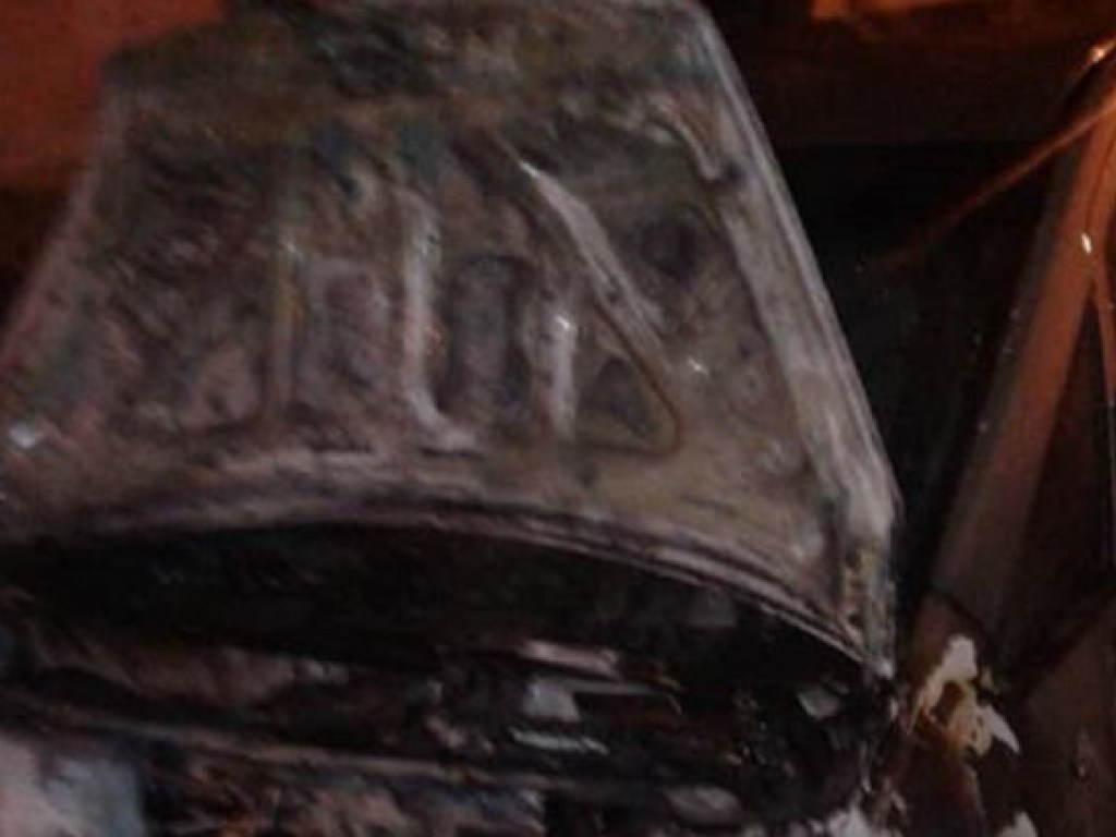 Во Львове сожгли автомобиль журналистов (ФОТО)