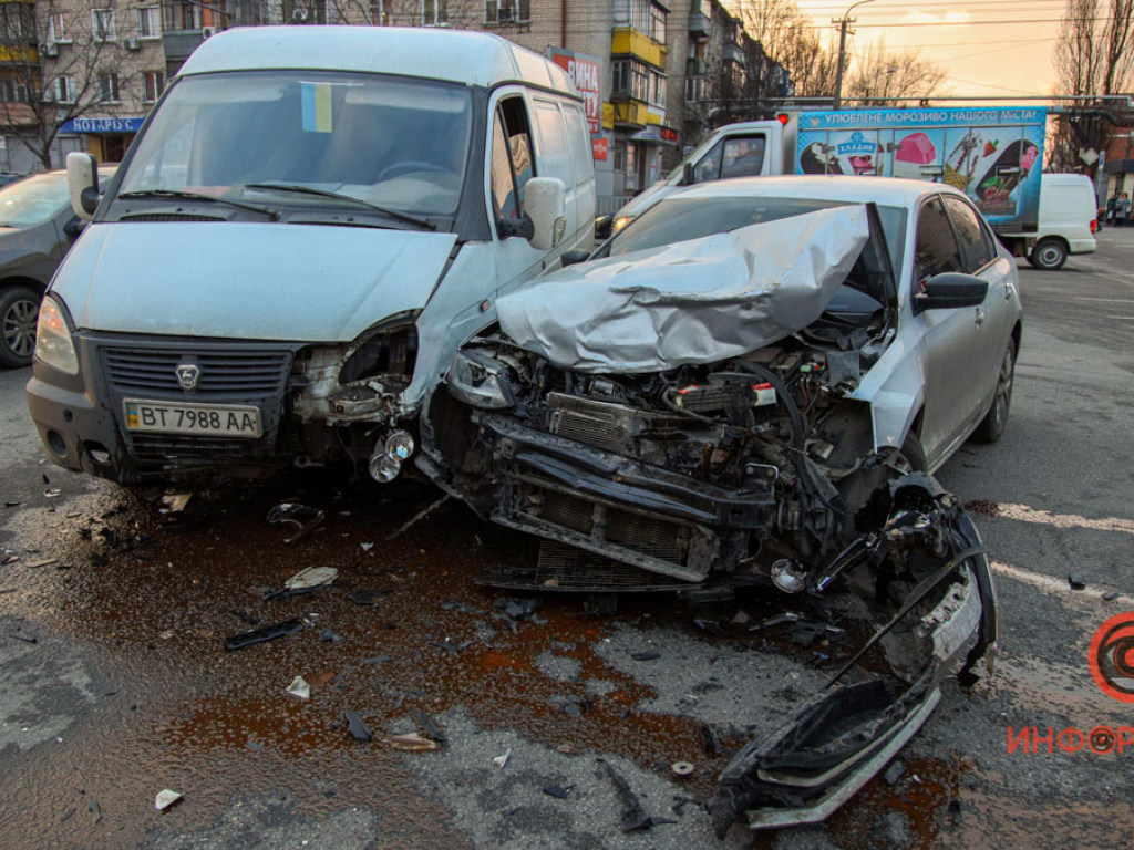 В Днепре столкнулись Volkswagen и ГАЗель: пострадавшего забрала скорая (ФОТО, ВИДЕО)