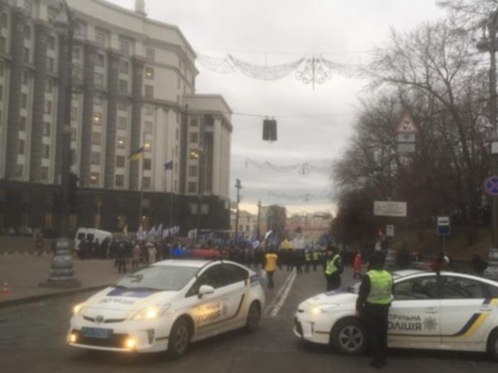 Активисты перекрыли дорогу возле Кабмина (ФОТО)