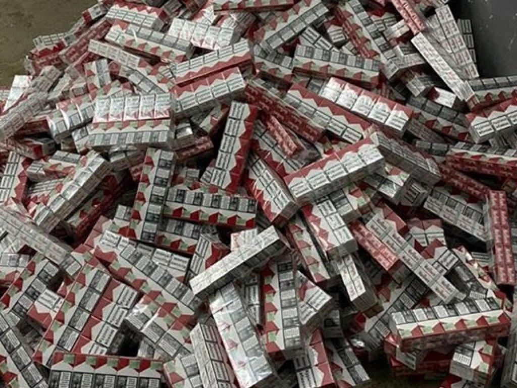 На границе с Польшей в автомобиле с дипломатическими номерами обнаружили 150 тысяч пачек сигарет (ФОТО)