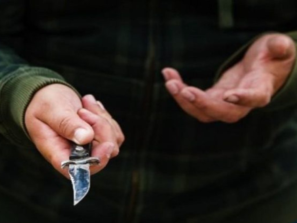 Вооруженный ножом преступник отобрал у парня паспорт в центре Киева