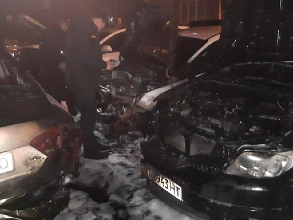 На парковке в Одессе сгорели четыре авто (ФОТО)