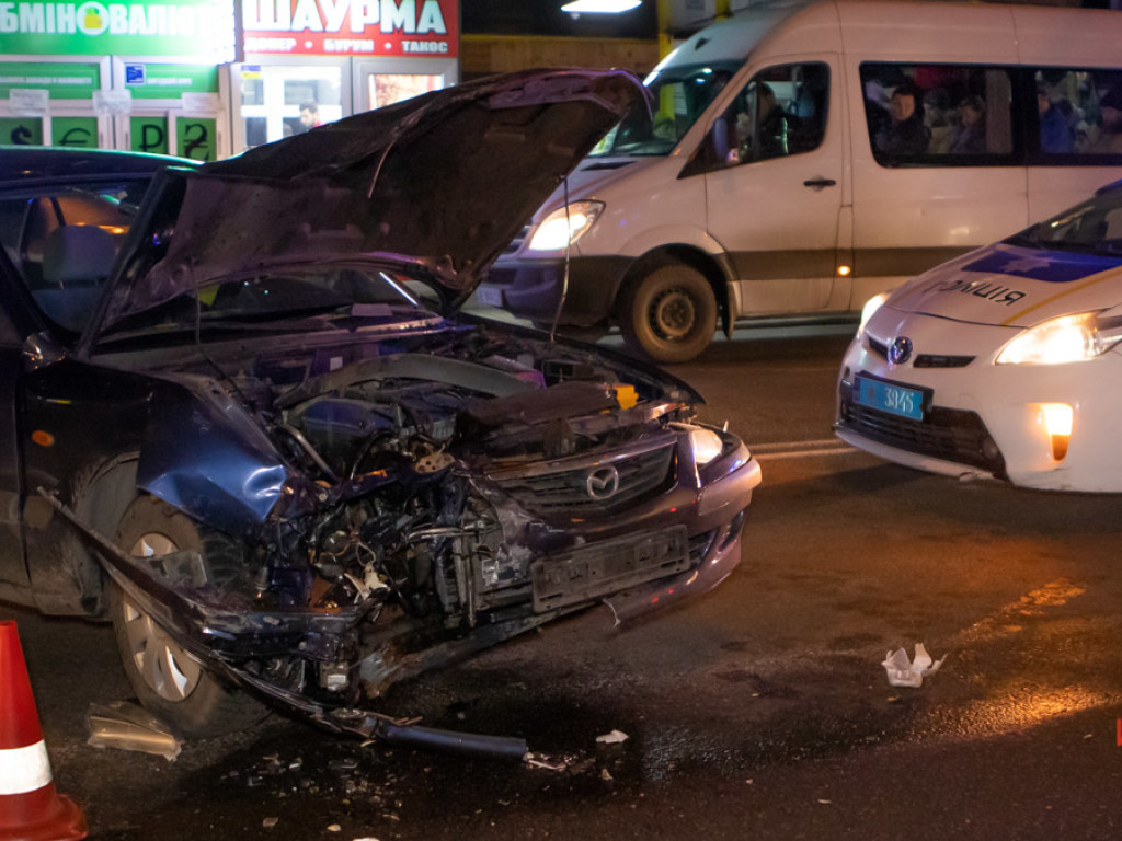 В Днепре столкнулись Mazda и Nissan: водитель сбежал (ФОТО)