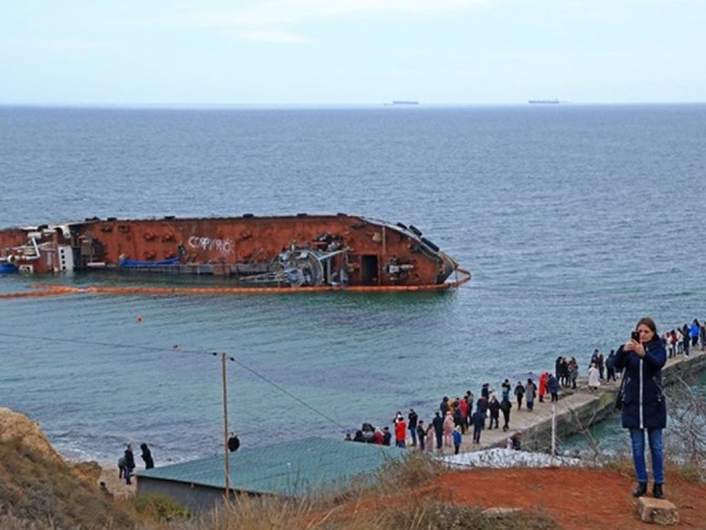Крушение танкера Delfi в Одессе: судовладельцу дали срок на то, чтобы убрать судно с пляжа