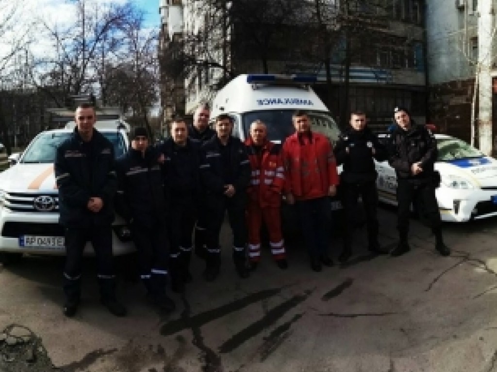 Хотел выброситься из окна: в Запорожье спасали неадекватного мужчину (ФОТО)