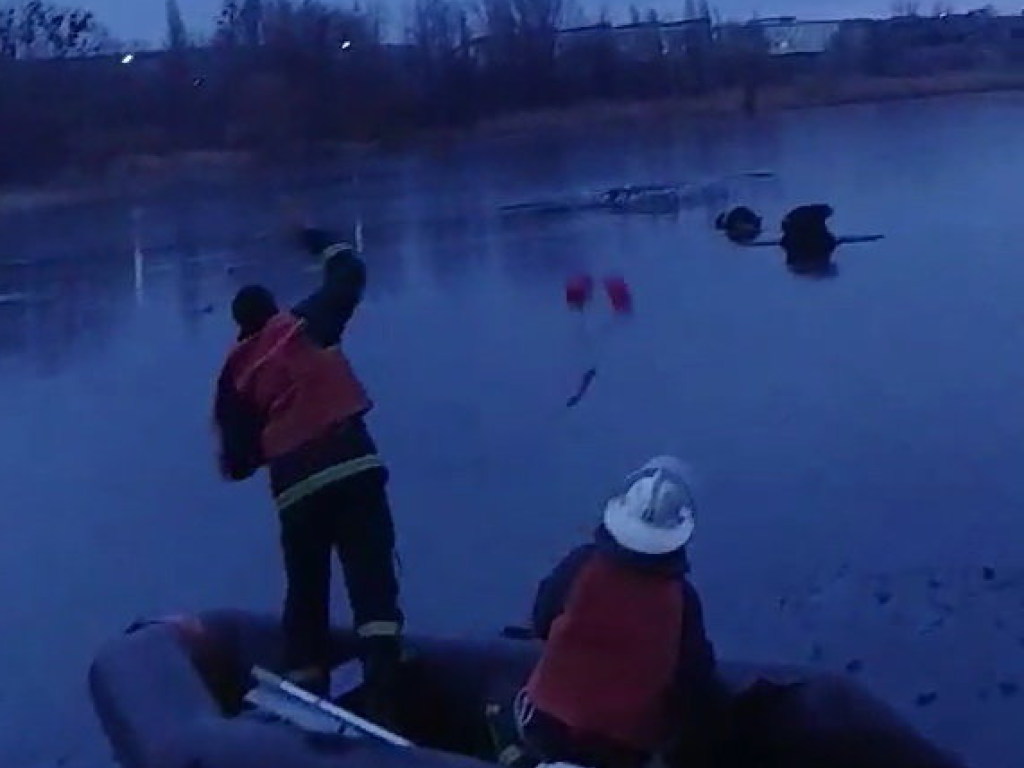 В Харькове мужчина провалился под лед (ФОТО)