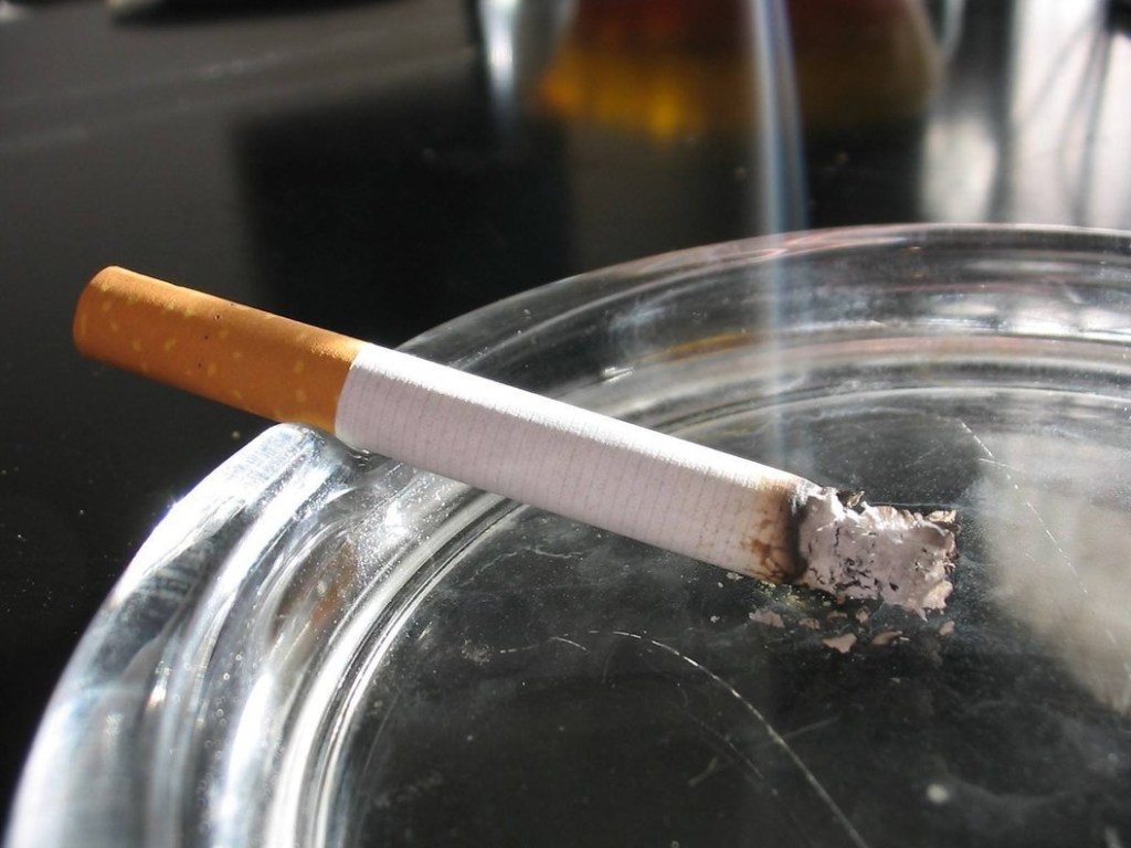 До 21 года нельзя: в Раде задумались об ограничении продажи сигарет