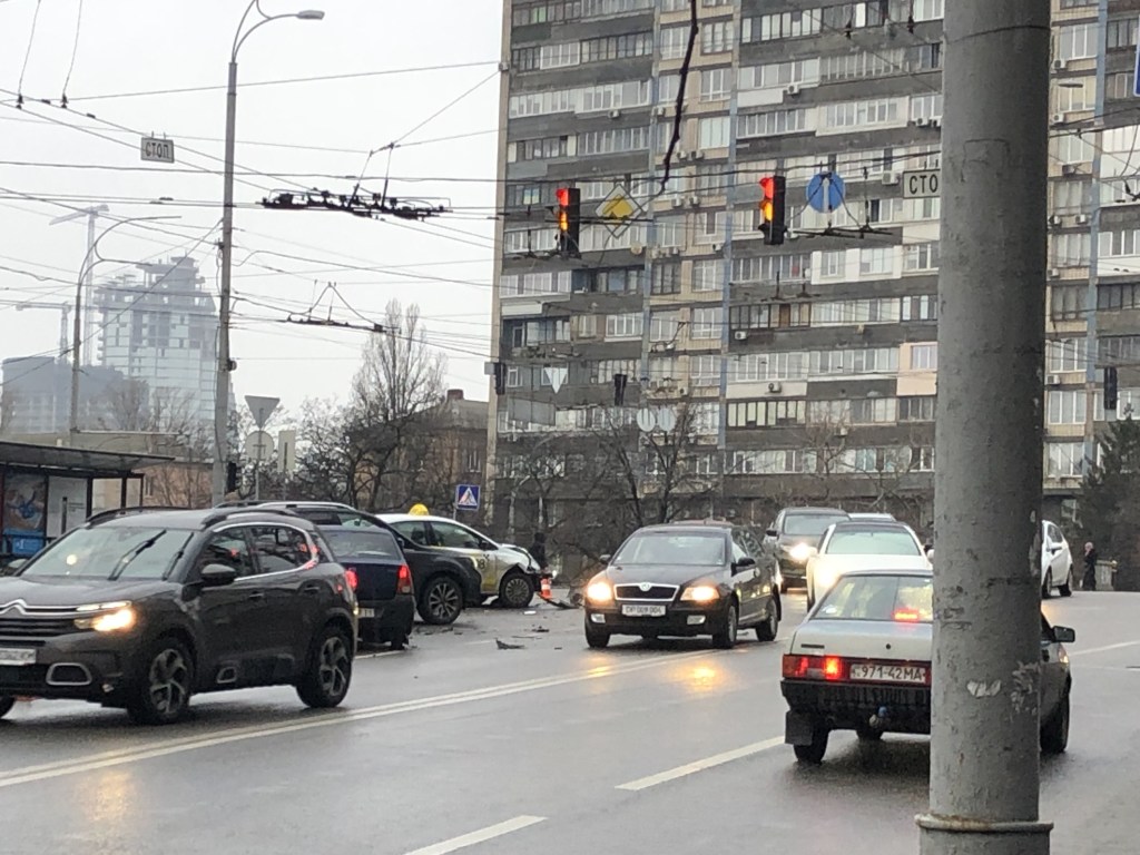 У Печерского моста в Киеве столкнулись сразу два такси (ФОТО, ВИДЕО)