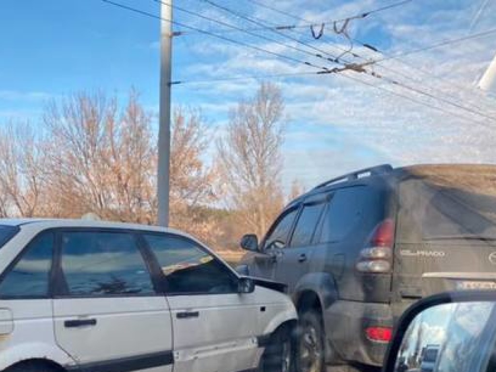 В Харькове старенький Volkswagen протаранил Toyota Prado (ФОТО)