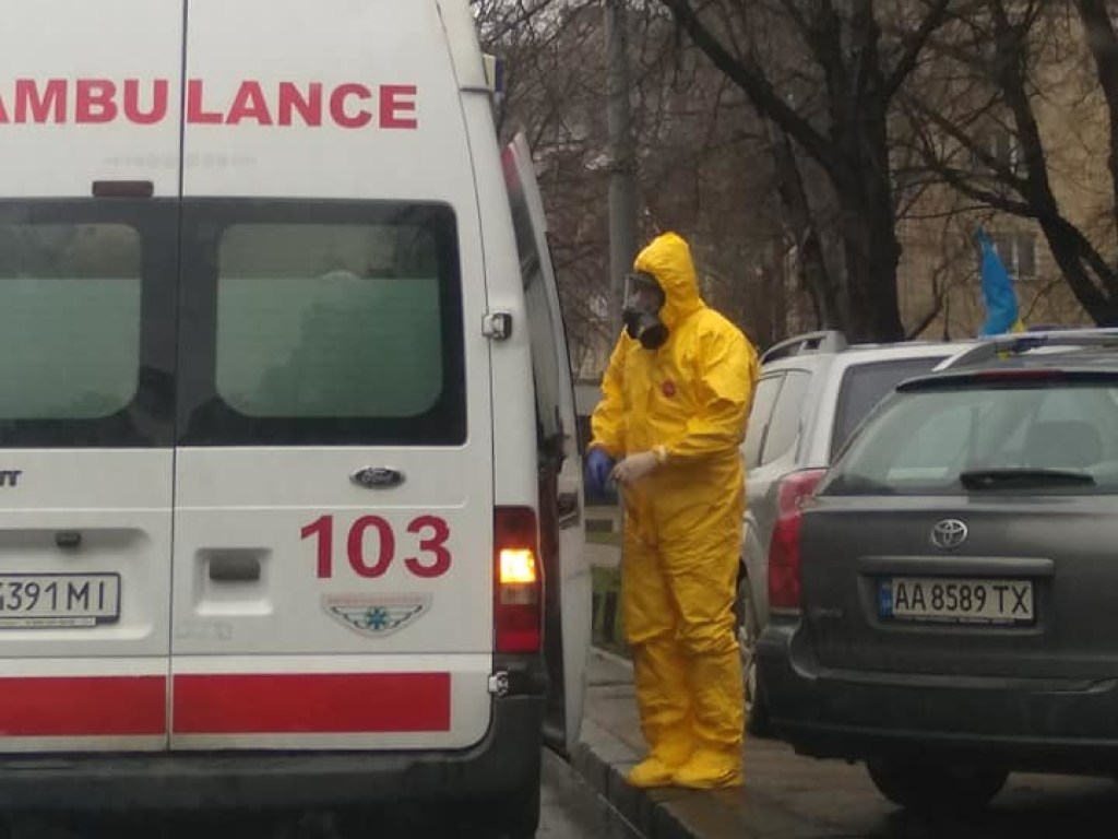 В Киеве увидели медика в защитном комбинезоне и респираторе (ФОТО)
