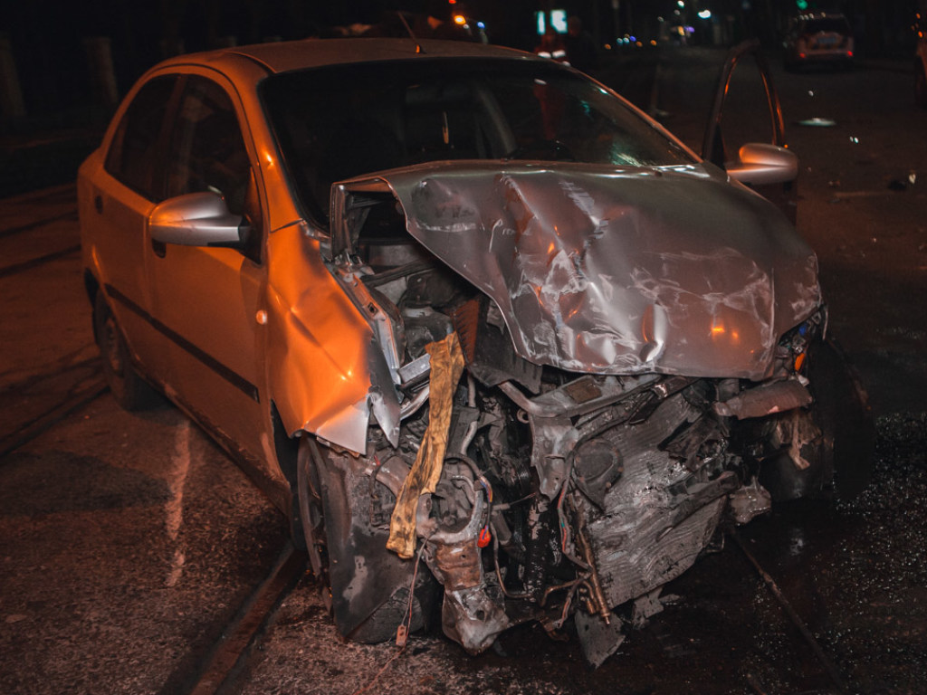 ДТП в Днепре с участием «скорой»: от удара Chevrolet машина медиков перевернулась (ФОТО, ВИДЕО)