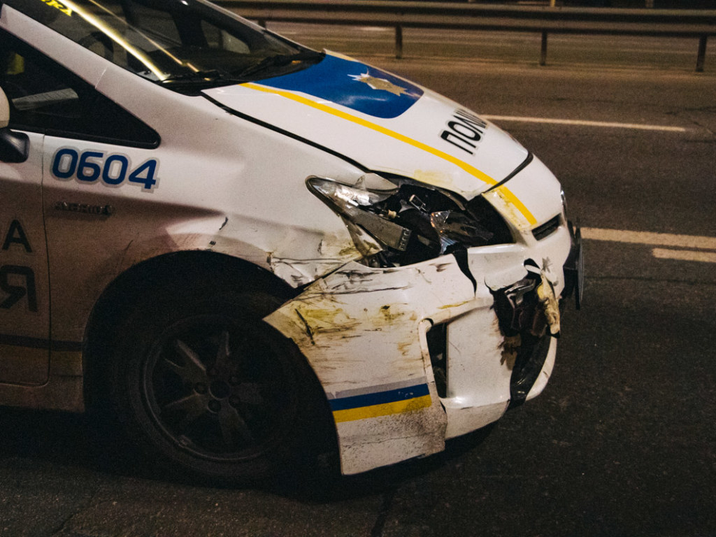 У Демеевской площади в Киеве на перекрестке Renault допустил столкновение в патрульным авто (ФОТО)