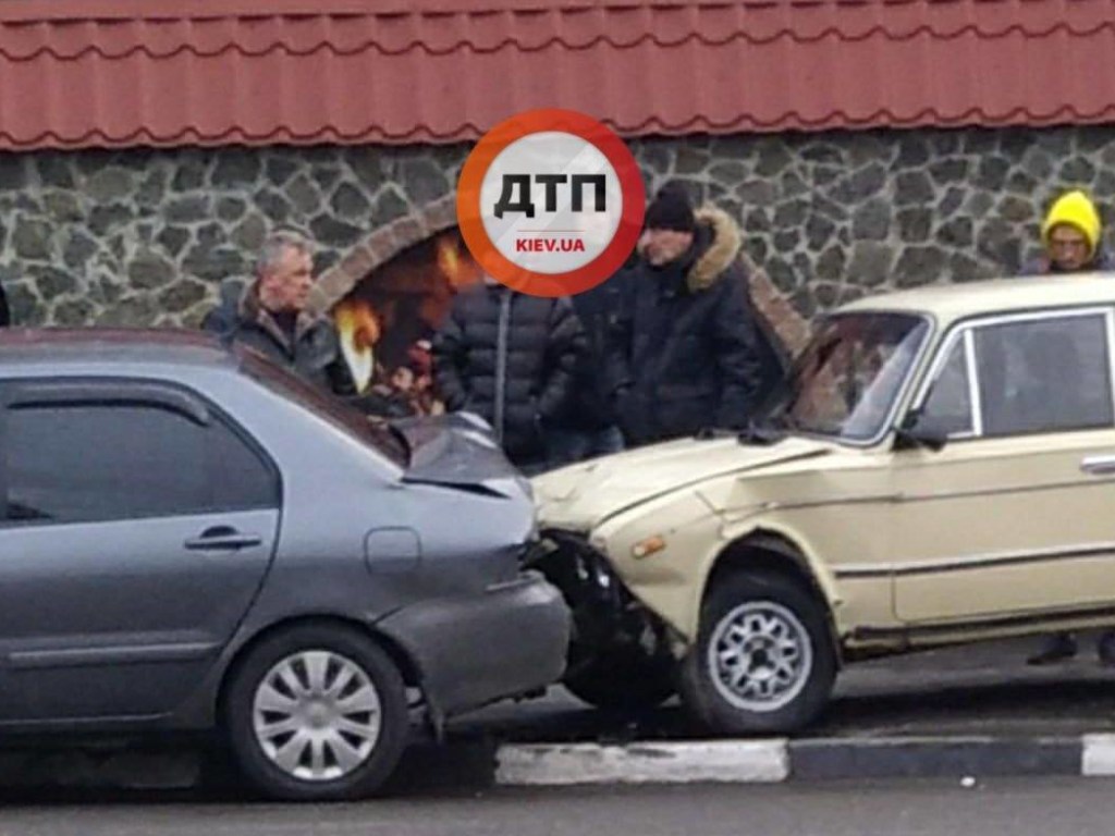 Под Киевом «Жигули» врезался в припаркованный Mitsubishi (ФОТО)