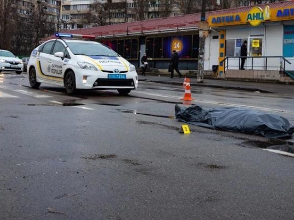  На Южной Борщаговке в Киеве груженный песком ЗИЛ на «зебре» насмерть сбил женщину (ФОТО)