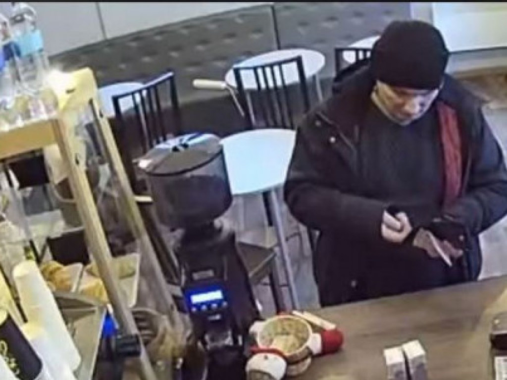Посетитель столичного кафе совершил дерзкую кражу: преступление попало на видео