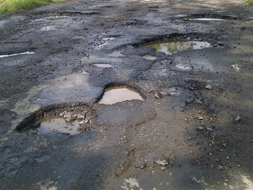 «До ужаса идеальные»: В Сети показали ямы на дорогах в Черкасской области (ВИДЕО)