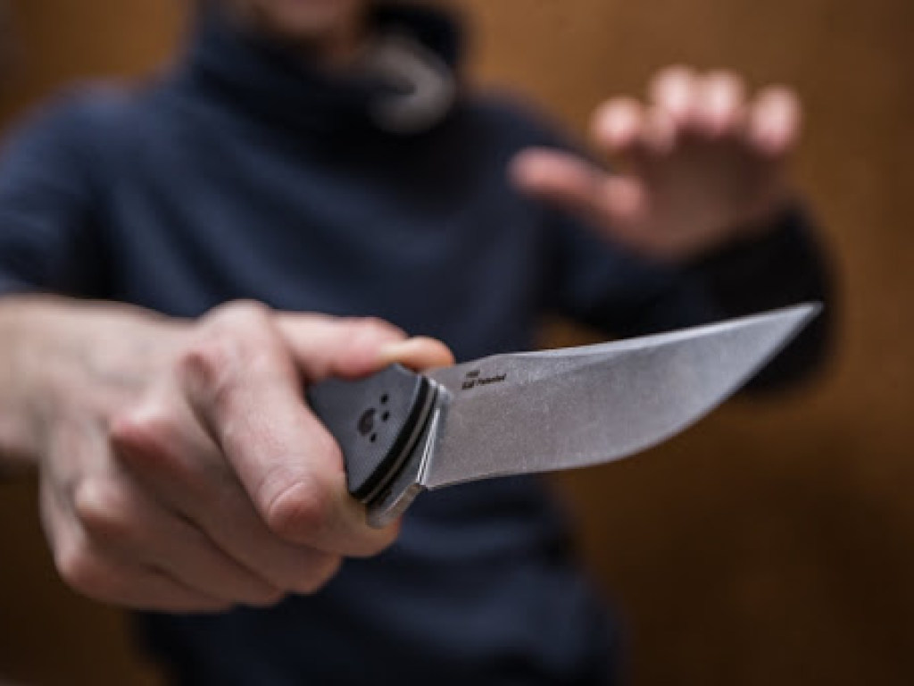 Житель Закарпатья набросился с ножом на полицейских