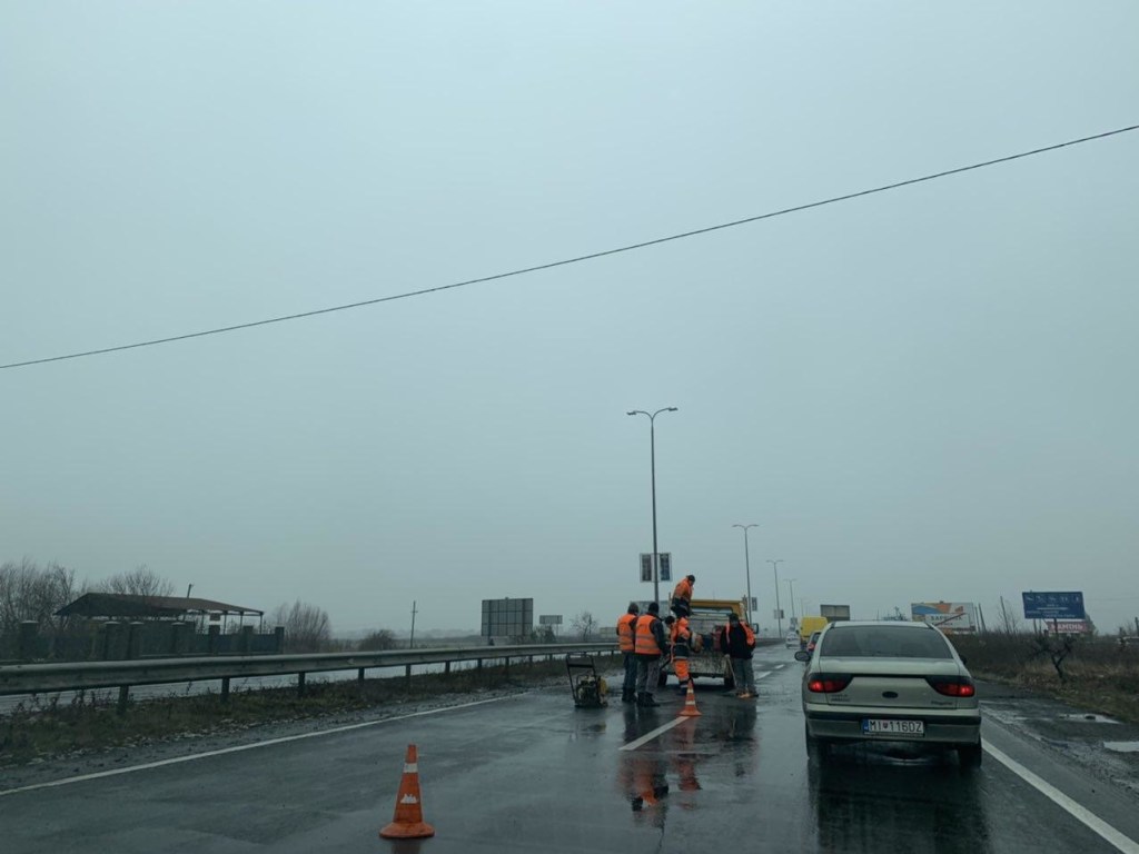 Несмотря на проливные дожди, коммунальщики латают дороги под Ужгородом (ФОТО)