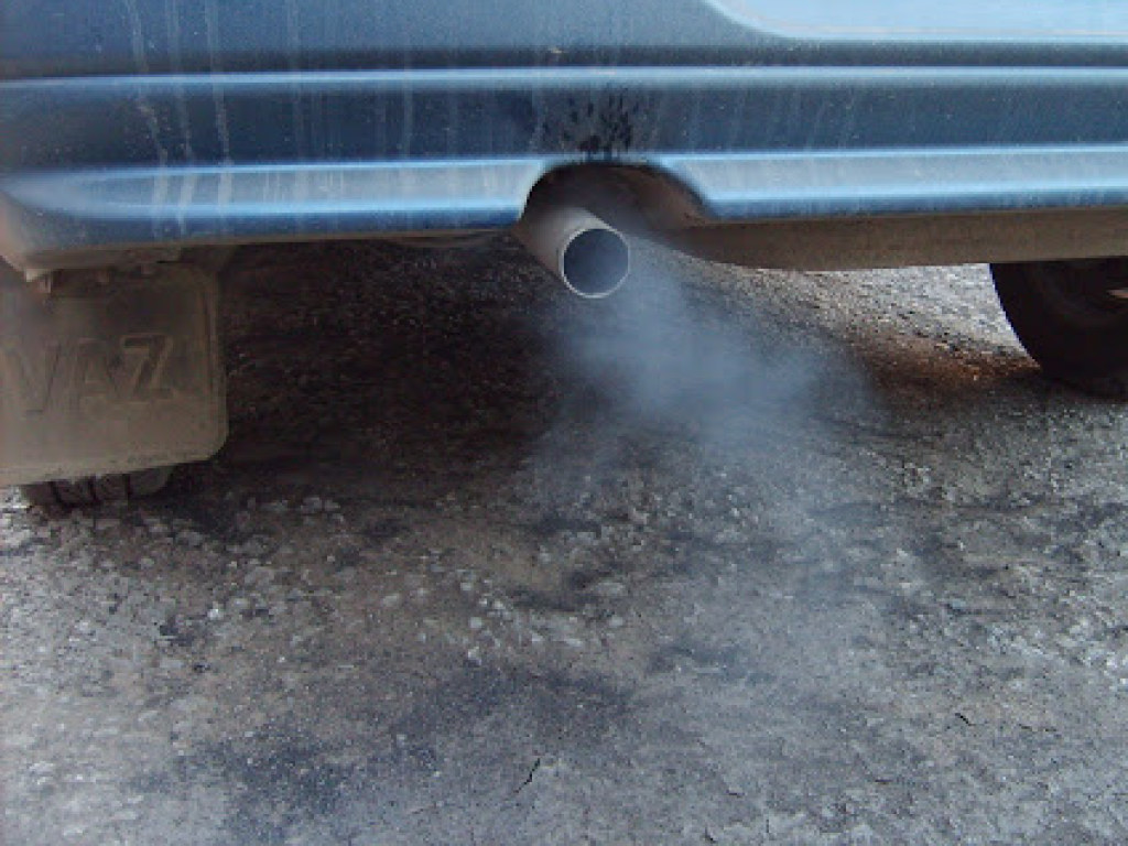 На столичных Березняках ездил неадекватный водитель в дымящейся машине (ВИДЕО)
