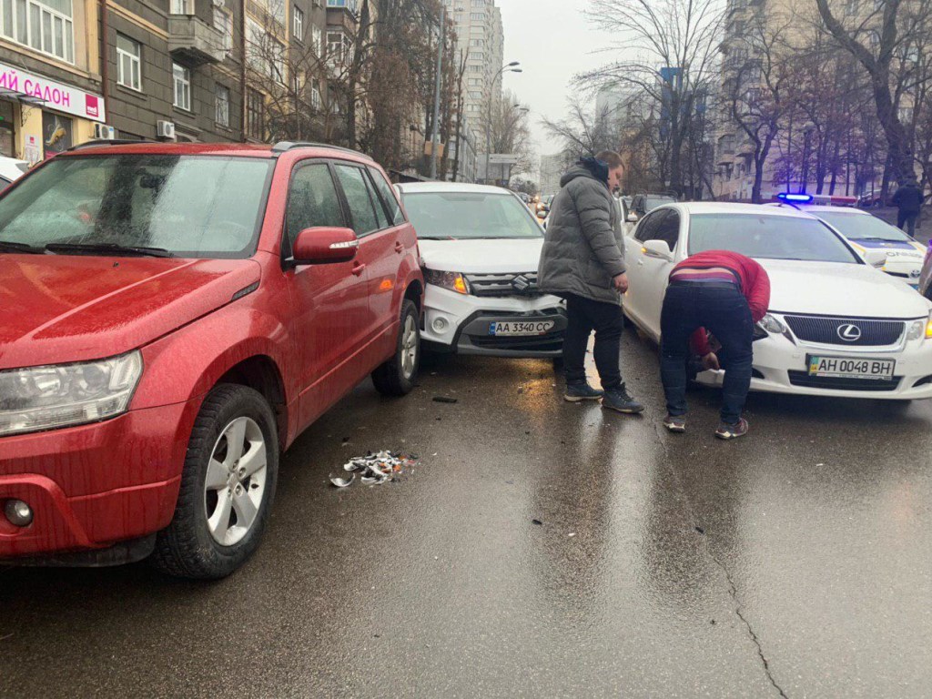 Автоледи на Suzuki не заметила Lexus в Киеве и попала в тройное ДТП (ФОТО)