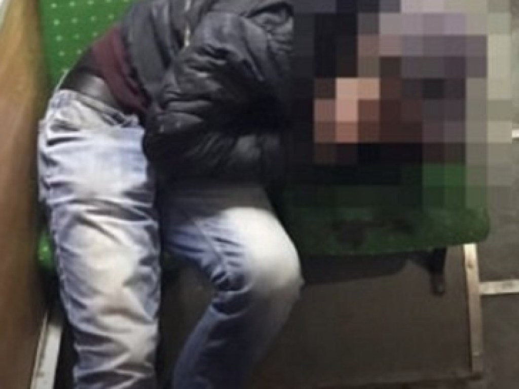 Не понравилось, что сел рядом: Двое хулиганов избили пассажира троллейбуса во Львове (ФОТО)