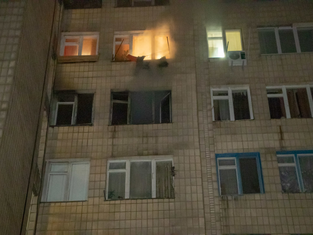 В Киеве на Лесном из горящей квартиры спасли человека (ФОТО, ВИДЕО)