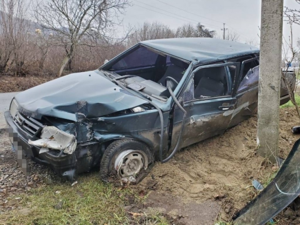 54-летний водитель ВАЗ влетел в столб на Закарпатье (ФОТО)