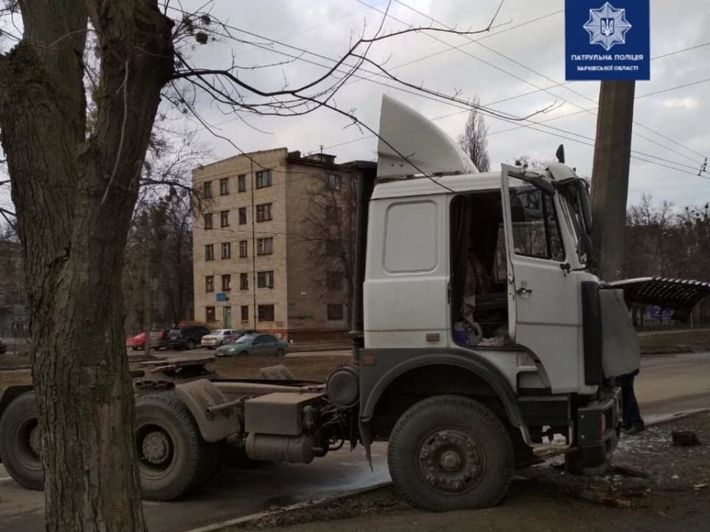 В Харькове грузовик влетел в столб (ФОТО)