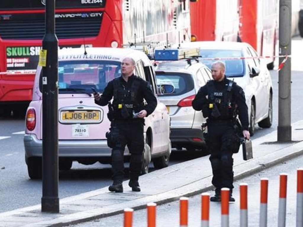 В Лондоне неизвестный с ножом напал на прохожих и был застрелен (ВИДЕО)