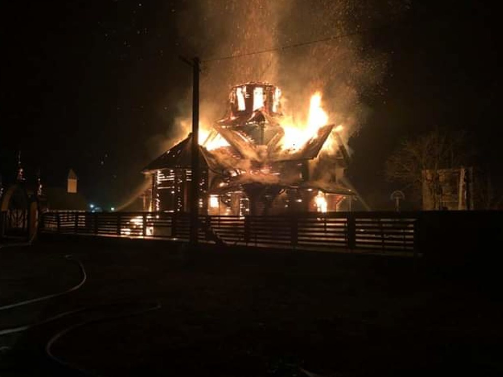 На Закарпатье произошел пожар в деревянной церкви (ФОТО)