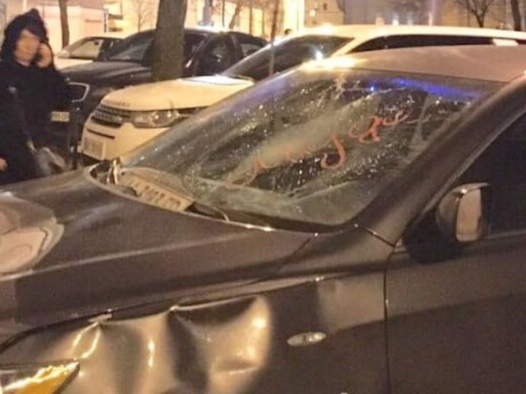 Автомобиль разбит: В центре Киева мстили «герою-парковки» (ФОТО)