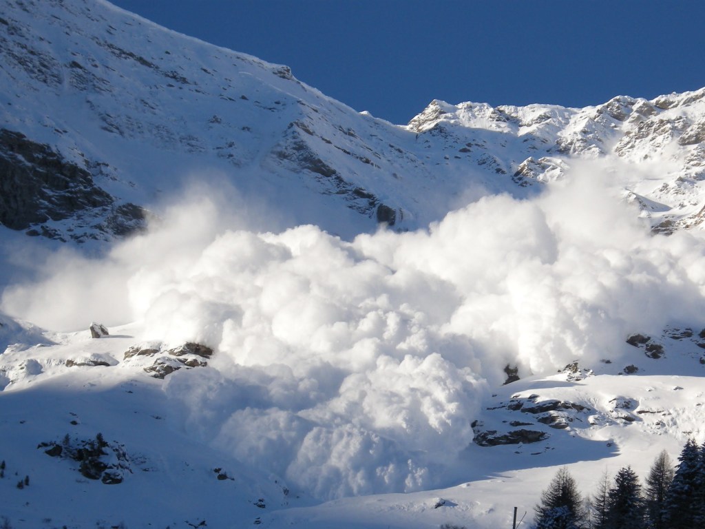 В ГСЧС предупредили об опасности схождения лавин на Закарпатье