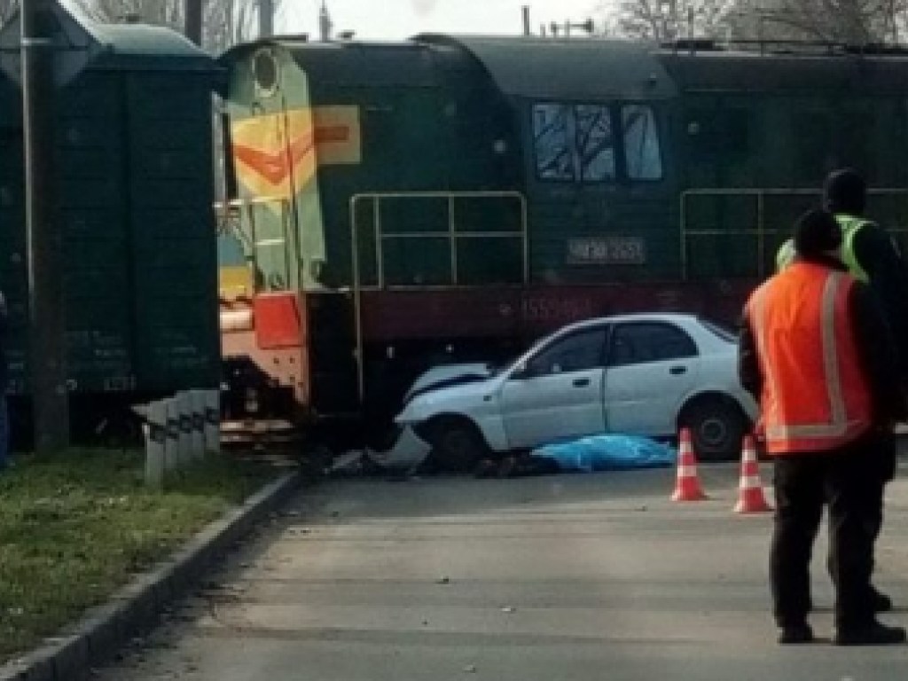 В Запорожье водитель за рулем «Дэу» попал под поезд и погиб (ФОТО, ВИДЕО)
