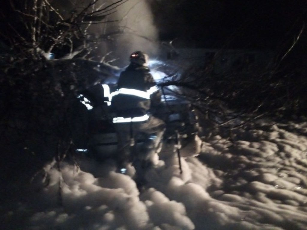 На дороге в Кировоградской области после ДТП горел автомобиль: пострадали пять человек (ФОТО)