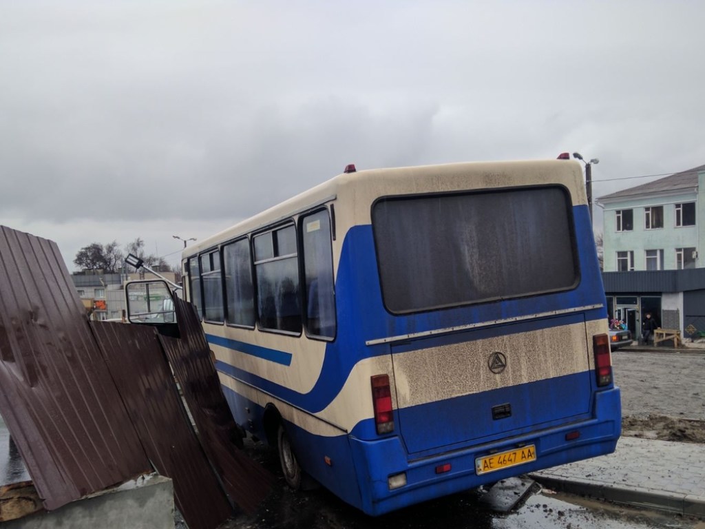 В Днепропетровской области водитель школьного автобуса умер за рулем (ФОТО, ВИДЕО)