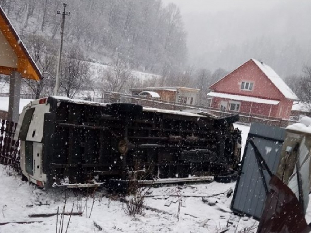 На Закарпатье рейсовый автобус врезался в ограждение, пострадали три человека (ФОТО)