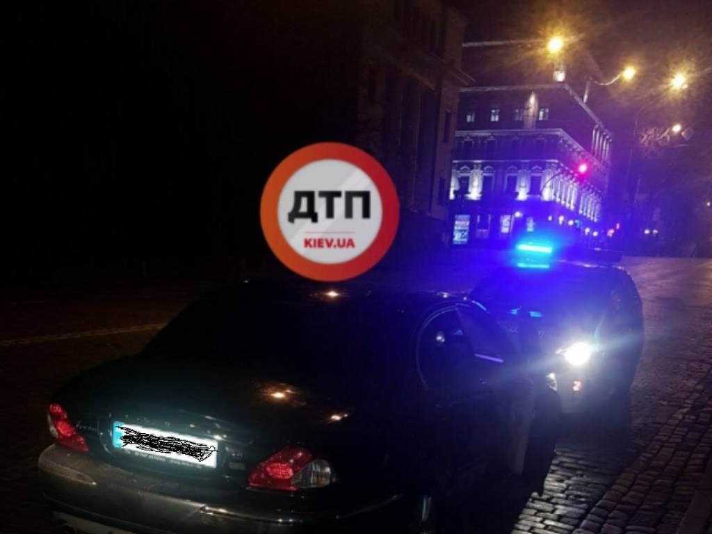 В центре Киева остановили Jaguar с пьяным офицером внешней разведки (ФОТО)