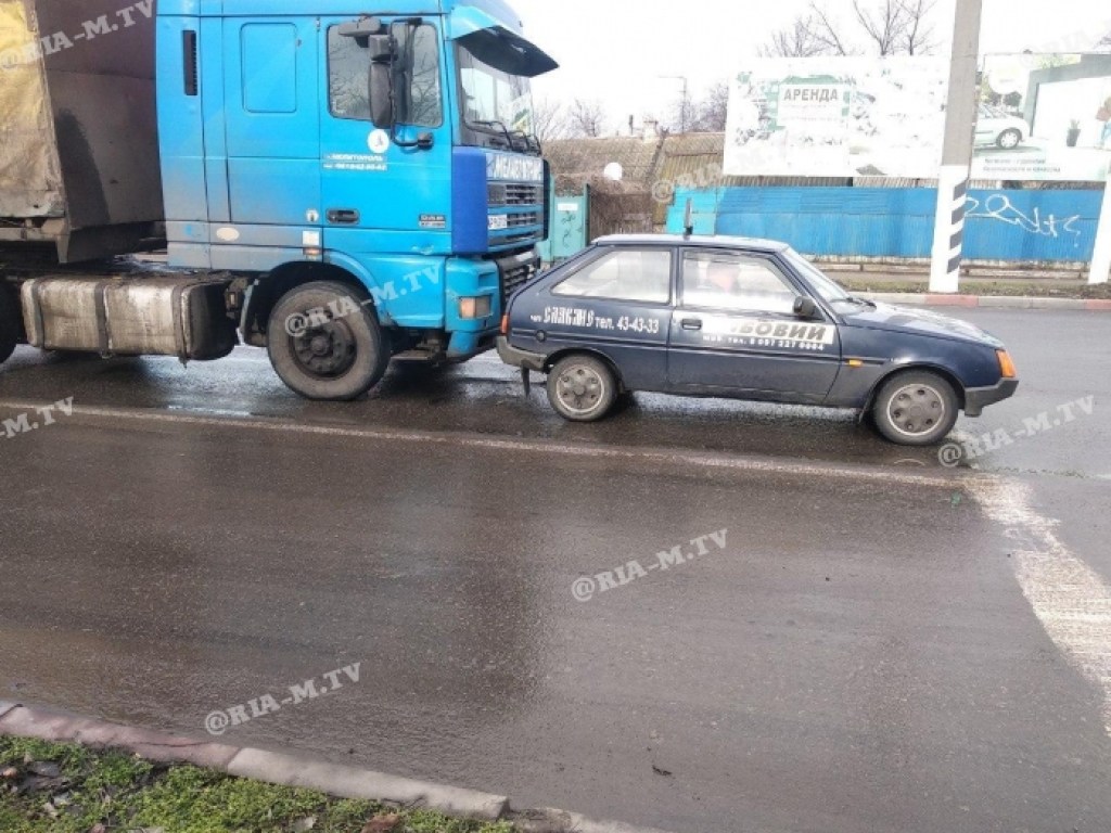ДТП в Мелитополе: фура въехала в учебный автомобиль (ФОТО)