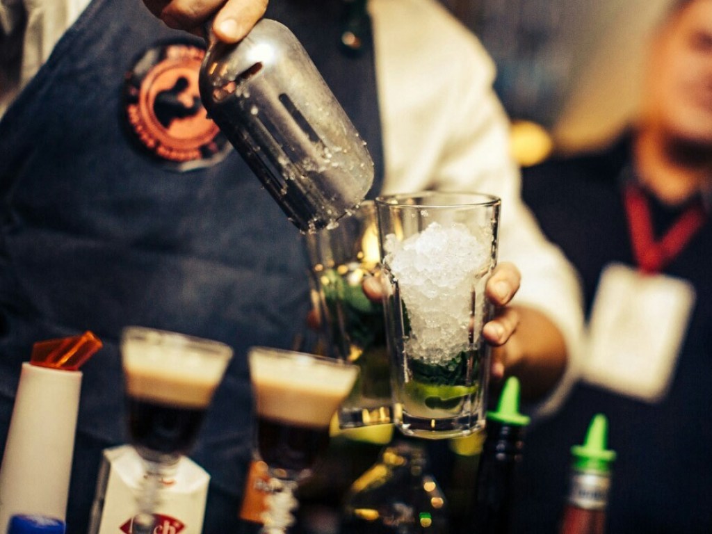 В Москве бармен при подаче коктейля сломал посетителю шею