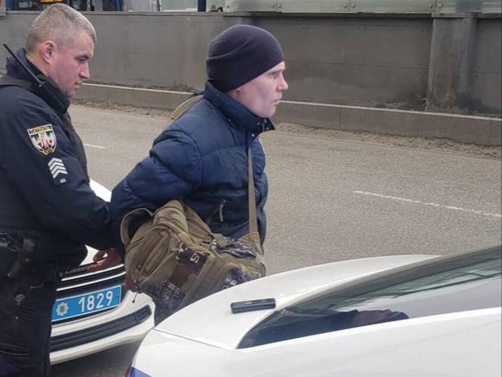 В Киеве прохожие задержали карманника и передали полиции (ФОТО)