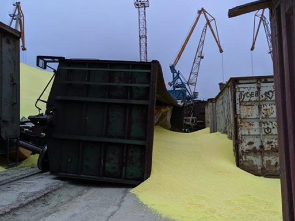 В порту Одесской области рассыпалось огромное количество серы (ФОТО)