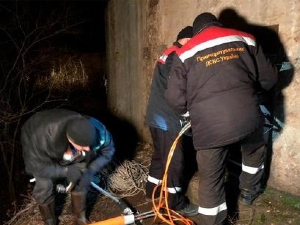 В Кривом Роге двое экстремалов упали в вентиляционное отверстие заброшенной шахты и погибли (ФОТО)