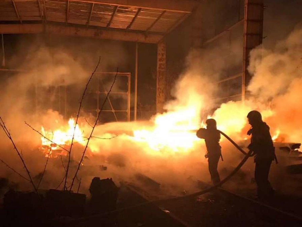 На Рембазе в Киеве горело железнодорожное депо (ФОТО)