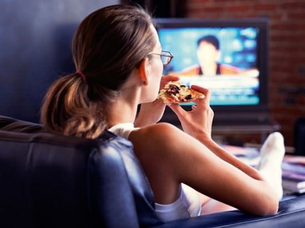 Врач: привычку есть перед телевизором можно побороть нестандартным методом