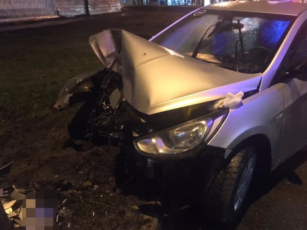 В Харькове Hyundai влетел в столб: водитель и пассажирка госпитализированы (ФОТО)