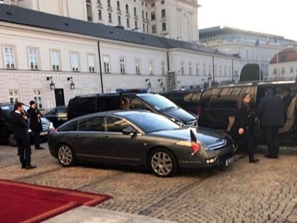 Автомобиль Макрона не удалось завести после встречи с президентом Польши (ФОТО)